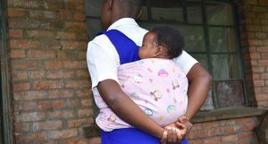 Près d’un tiers des femmes des pays en développement deviennent mères à l’adolescence