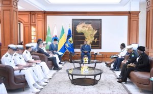 Ali Bongo échange avec une délégation conduite par le commandant en chef de la Marine chinoise