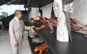 Ali Bongo visite le nouveau showroom «&nbsp;Akiba Wood Furniture&nbsp;» à Akanda