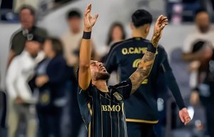 MLS&nbsp;: Denis Bouanga voit triple et guide Los Angeles FC vers la victoire