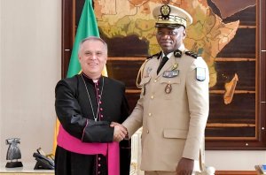 Brice Clotaire Oligui Nguema échange avec le nonce apostolique et une délégation d’évêques