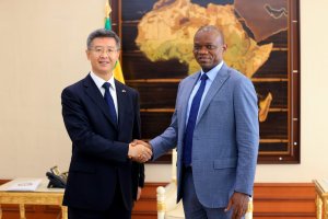 Brice Oligui Nguema échange avec l’ambassadeur de Chine et des entrepreneurs militaires chinois
