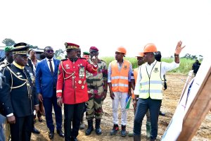 Oligui Nguema inspecte l’avancée des chantiers de logements sociaux de Bikélé