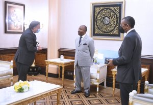 Ali Bongo échange avec Rose Christiane Ossouka Raponda et Sébastien Bottari